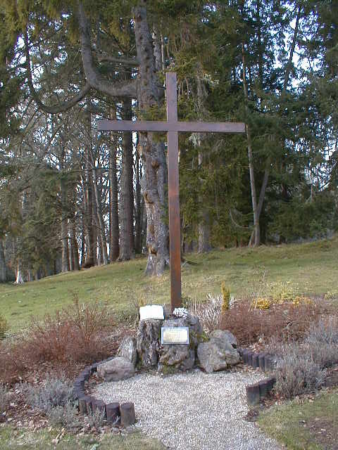 Zoom in The Cross commemorating the Millennium, in the grounds of Ardross Castle.