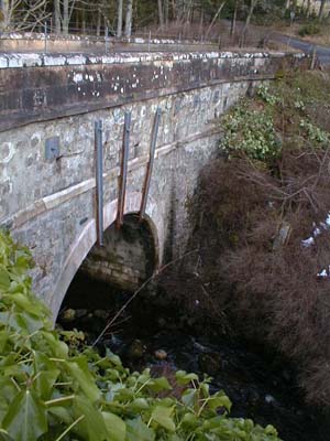 Zoom in The narrow bridge over the River Averon on the B9176 road over Struie.