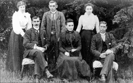 Zoom in Bethune family, Badrain, 1900.