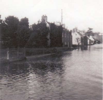 Zoom in Flooding outside Ferintosh Church of Scotland (looking east towards river). - photo 5