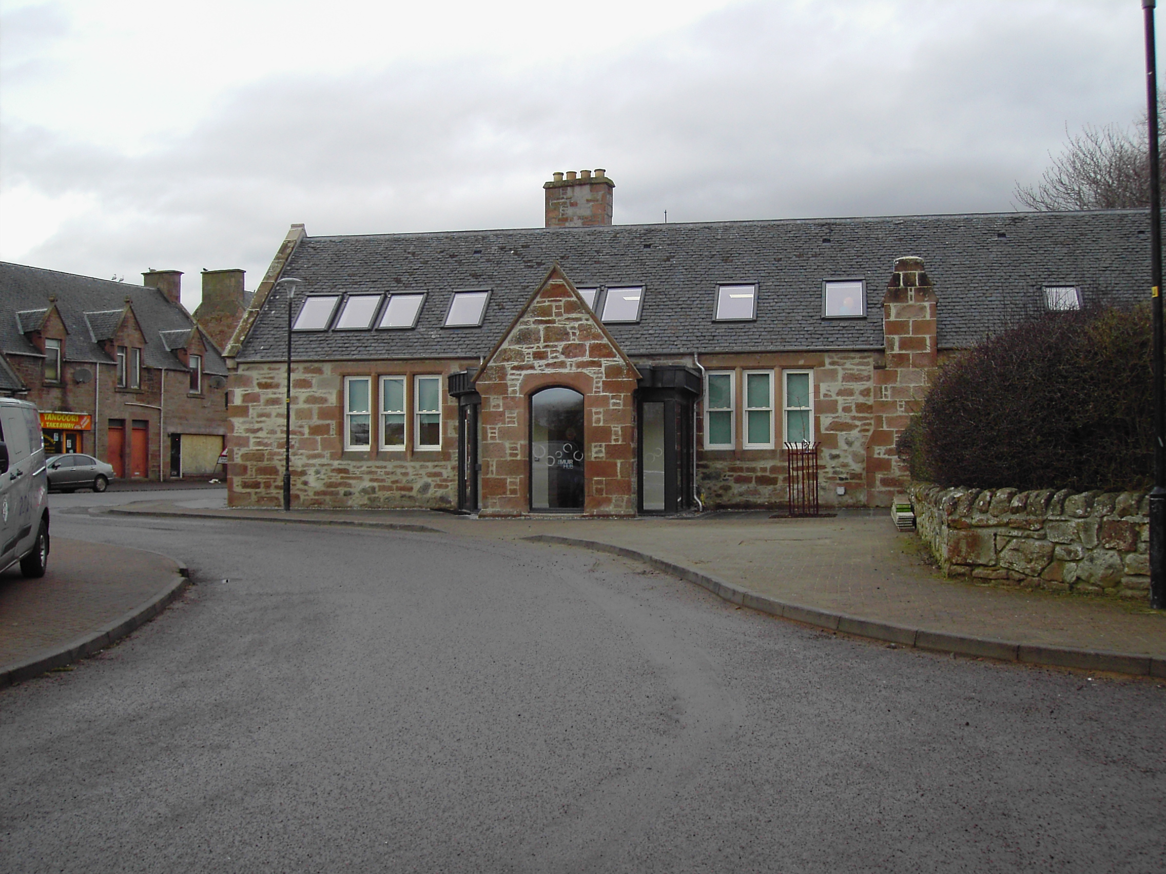 Zoom in 01 Main entrance from car park.