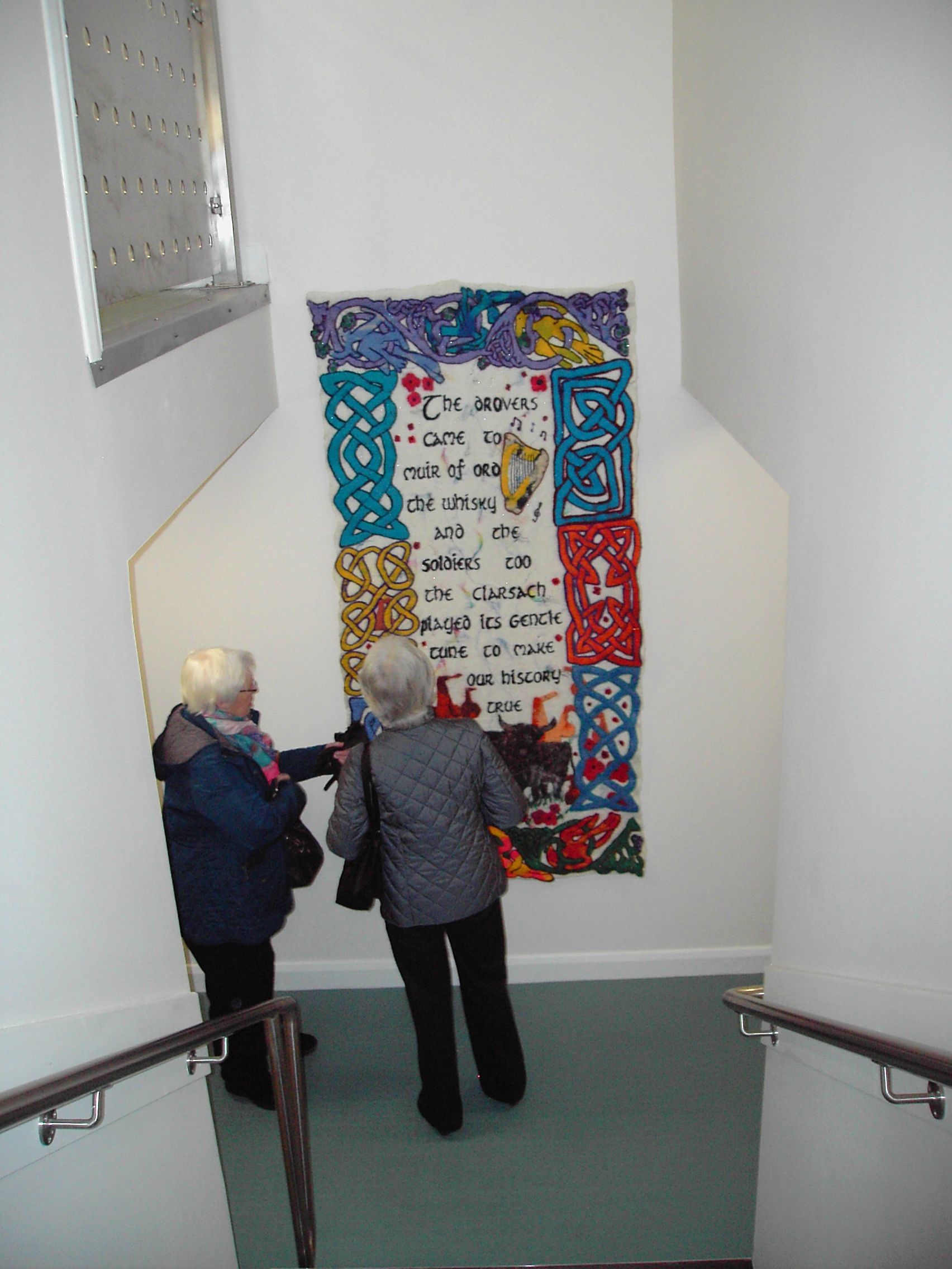 Zoom in 04 Admiring the tapestry.