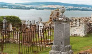 Zoom in Cullicudden Old Graveyard