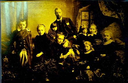 Zoom in Family photograph