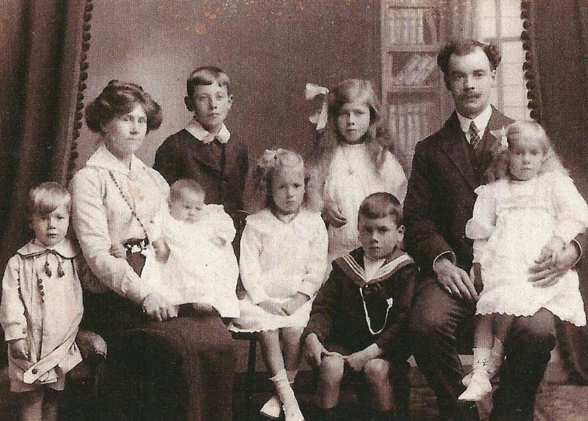 Zoom in Gibsons about 1916