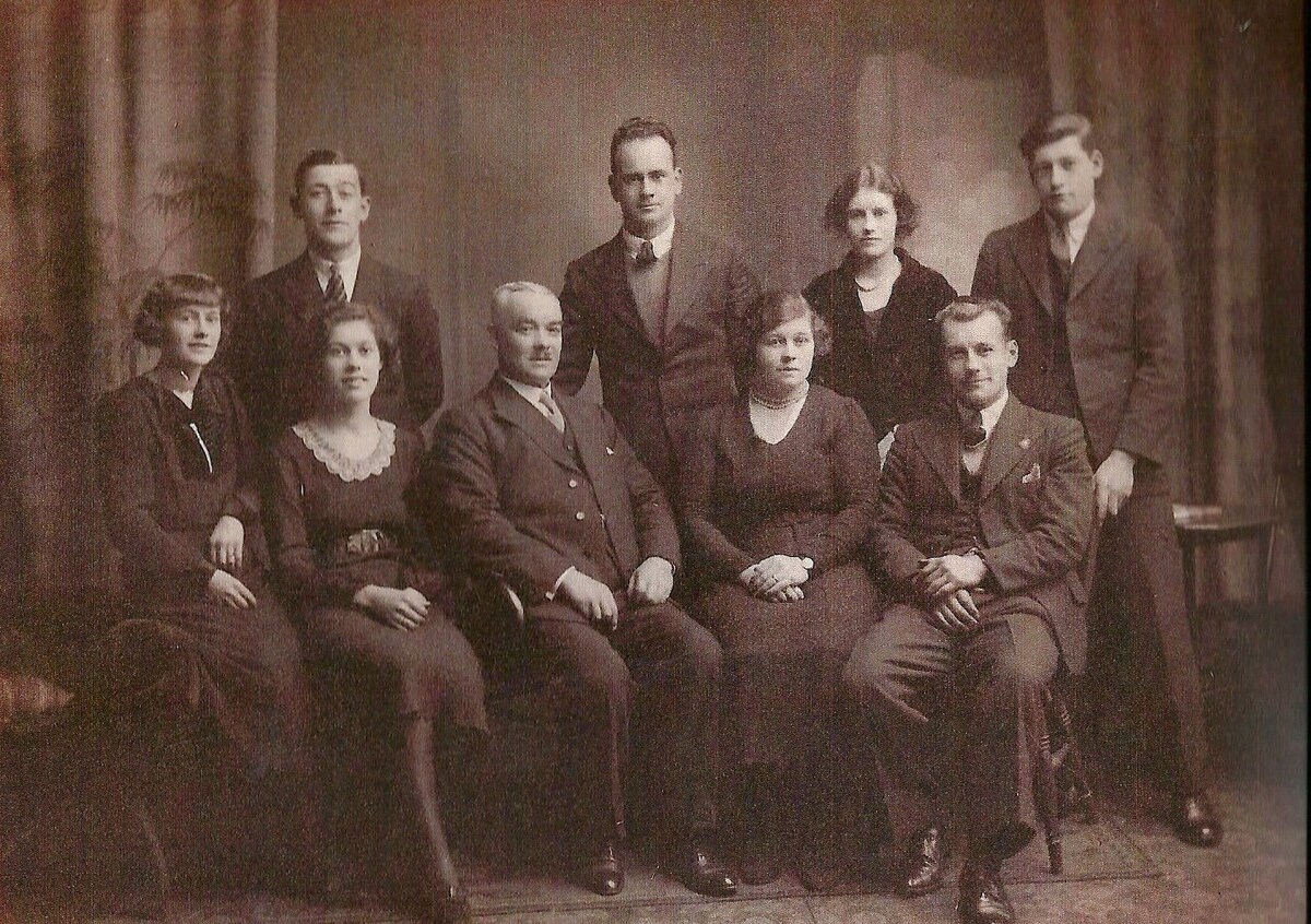 Zoom in Kenneth Gibson and family 1937