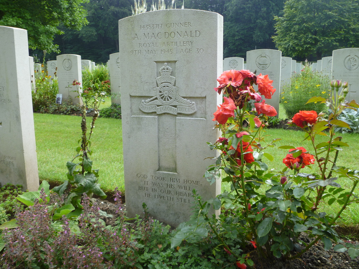 Zoom in Alistair Macdonald cwgc grave