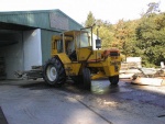 05 A JCB loading sawn planks into the kiln.