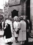 1966 Queen Mother outside Tolbooth with Provost Hay